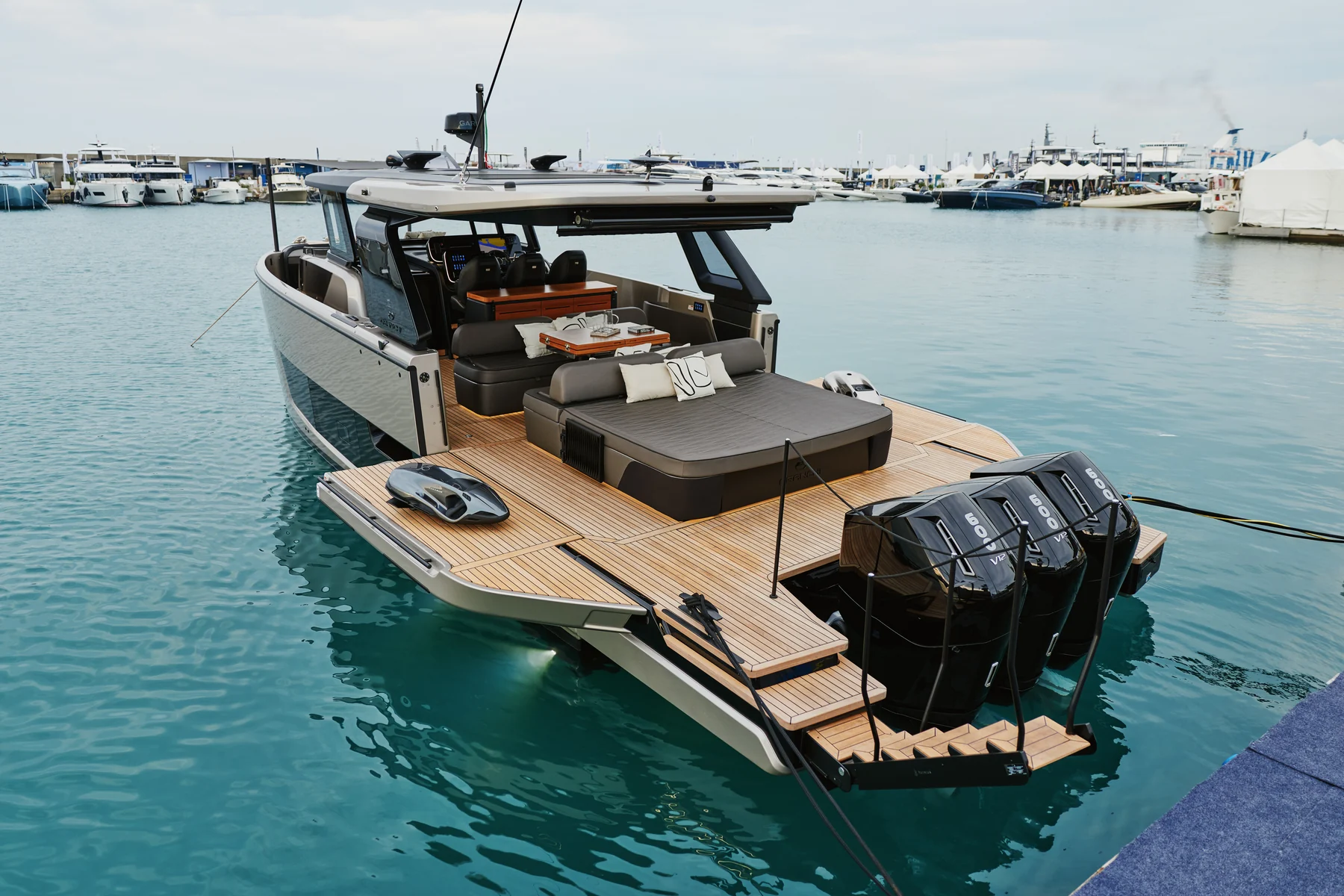 Cranchi A48 O/B получила Design Innovation Award 2026