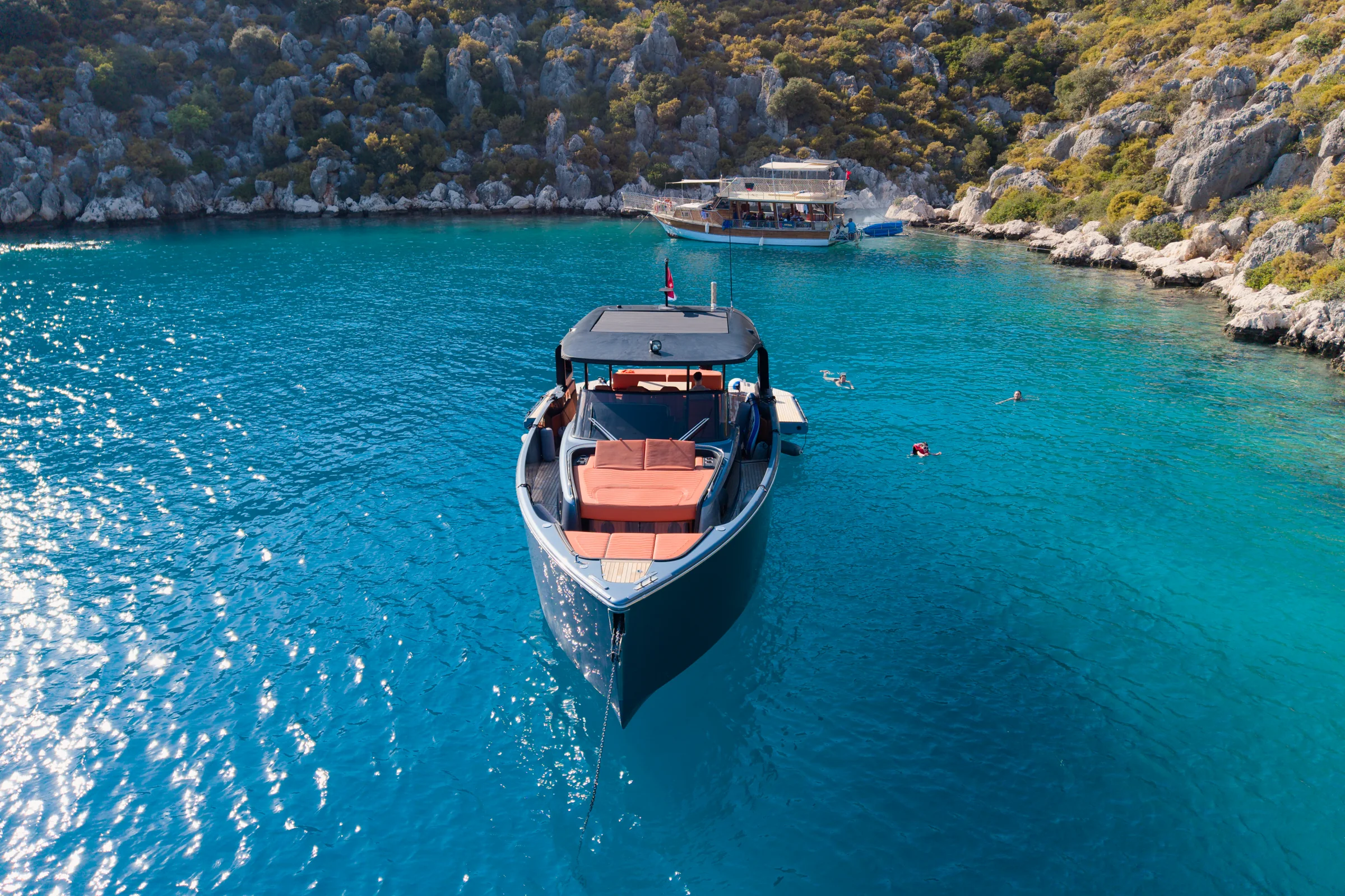 Cranchi A46 Luxury Tender на спокойной стоянке в бухте