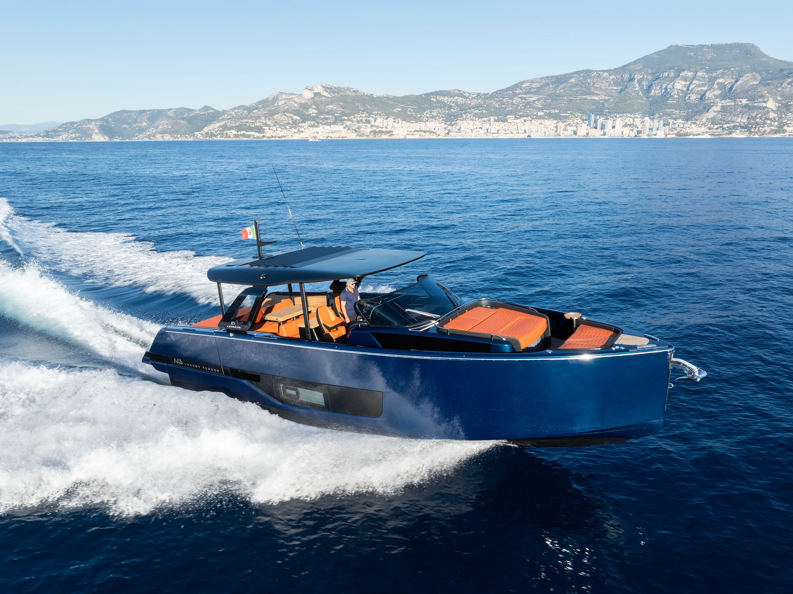 A46 Luxury Tender на ходу