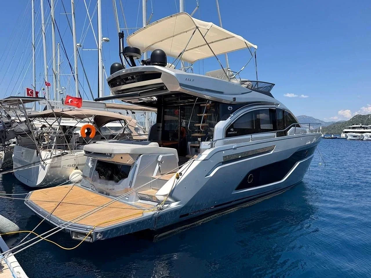 Корма Cranchi E52 F Evoluzione