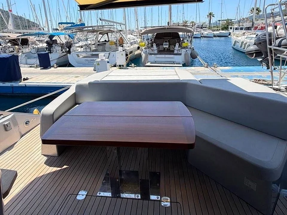 Кокпит Cranchi E52 F Evoluzione